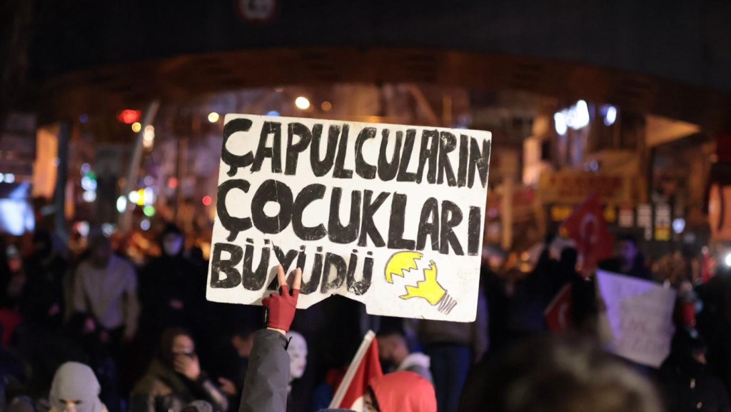 Kampüste, Sokakta, Barikat Önlerinde Gezi Yaşıyor! (Hejar&nbsp;AL)